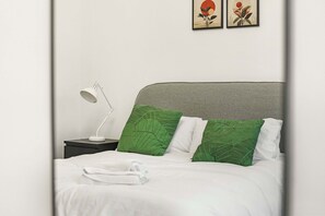 3 bedrooms, iron/ironing board, Internet, bed sheets - GuestReady - Charming Retreat with Private Patio (Manchester)