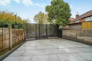 Property grounds - GuestReady - Charming Retreat with Private Patio (Manchester)
