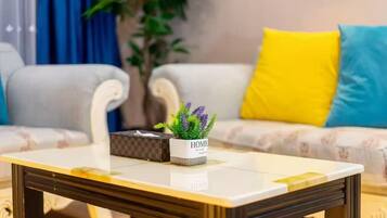 Familien-Suite | Schreibtisch, laptopgeeigneter Arbeitsplatz, Verdunkelungsvorhänge