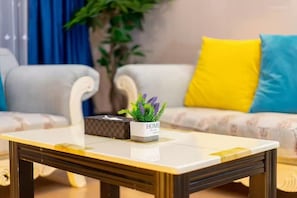 Suite familiare | Una scrivania, postazione laptop, tende oscuranti, insonorizzazione