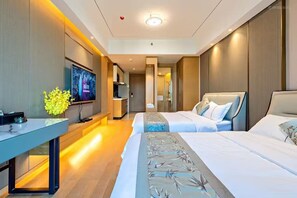 Desk, laptop workspace, blackout curtains, soundproofing - Aifte International Apartment (Guangzhou)