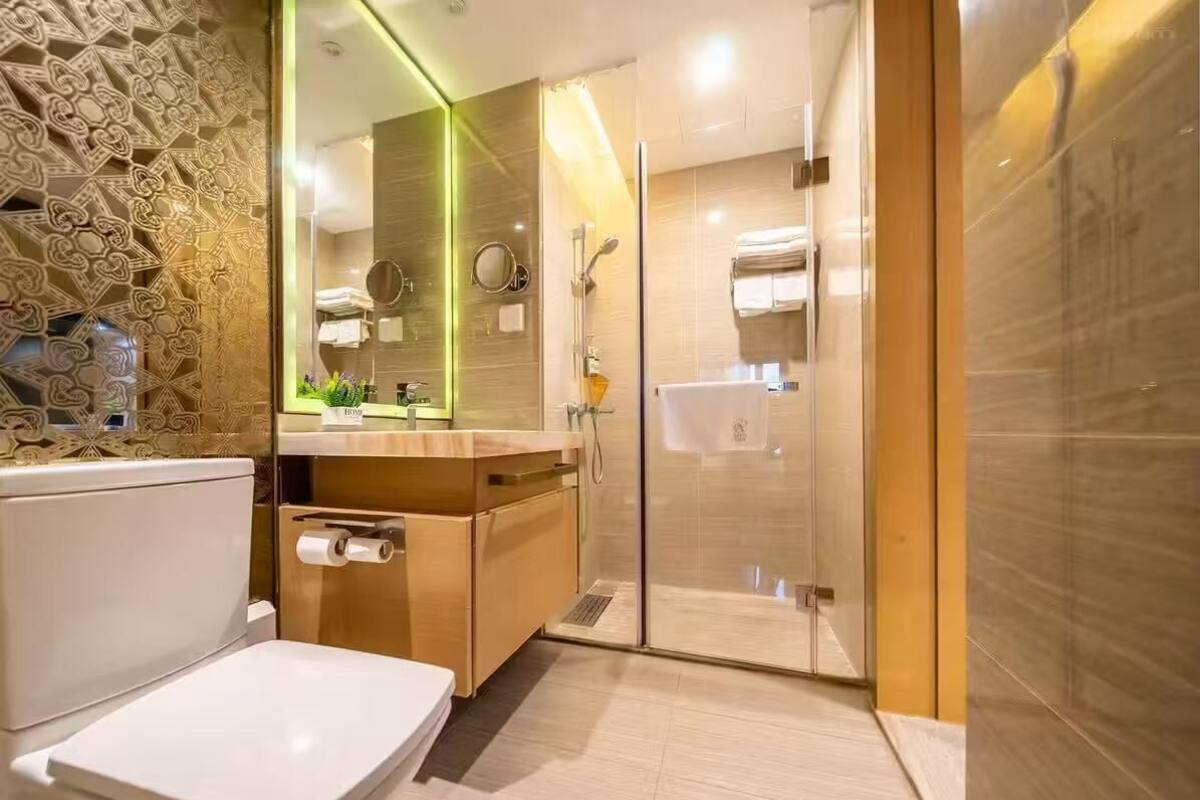 Une salle de bain moderne équipée de toilettes, d’un lavabo et d’une douche.