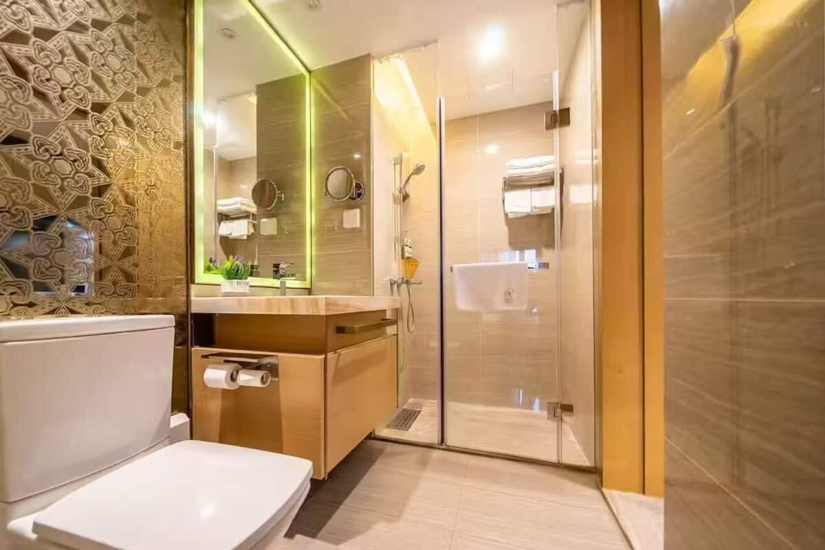 Asciugacapelli, pantofole, asciugamani, sapone