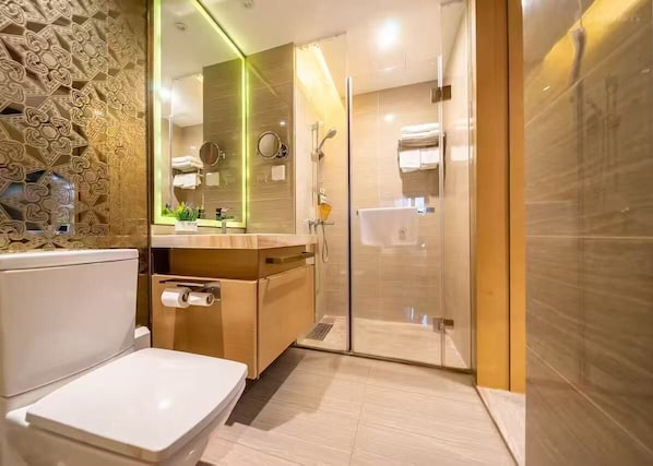 A modern bathroom with a toilet, sink, and shower. - Aifte International Apartment (Guangzhou)