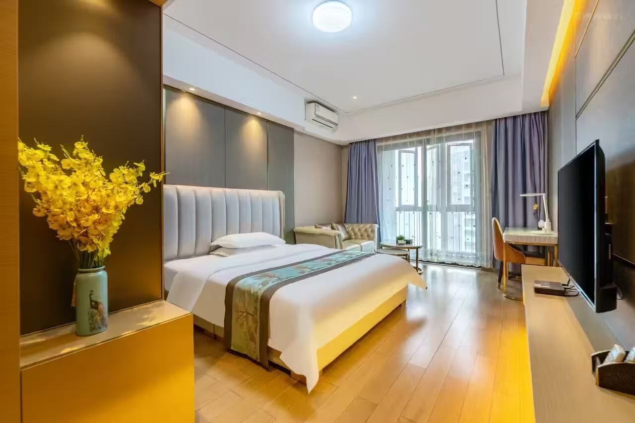 Dobbeltrom – classic, balkong, byutsikt | Skrivebord, skrivebord for bærbar PC, blendingsgardiner og lydisolert