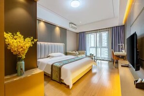 Classic-Doppelzimmer, Balkon, Stadtblick | Schreibtisch, laptopgeeigneter Arbeitsplatz, Verdunkelungsvorhänge