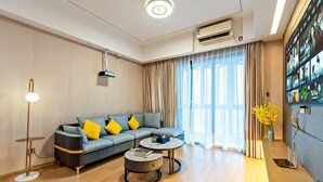 Family Suite | Desk, laptop workspace, blackout curtains, soundproofing - Aifte International Apartment (Guangzhou)