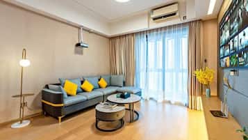 Familien-Suite | Schreibtisch, laptopgeeigneter Arbeitsplatz, Verdunkelungsvorhänge