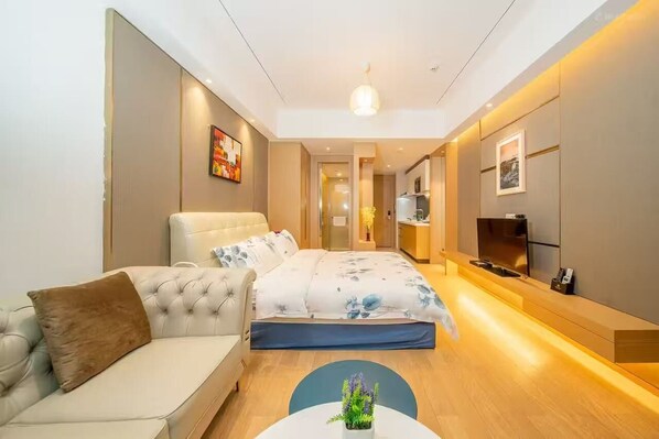 Escritorio, espacio para trabajar con laptop y cortinas blackout