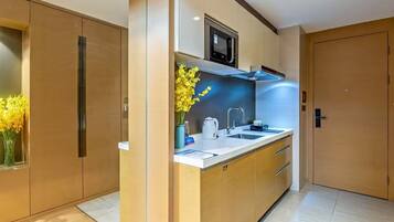 Classic Twin Room, Balcony, City View | Private kitchen | Mini-fridge, microwave, stovetop