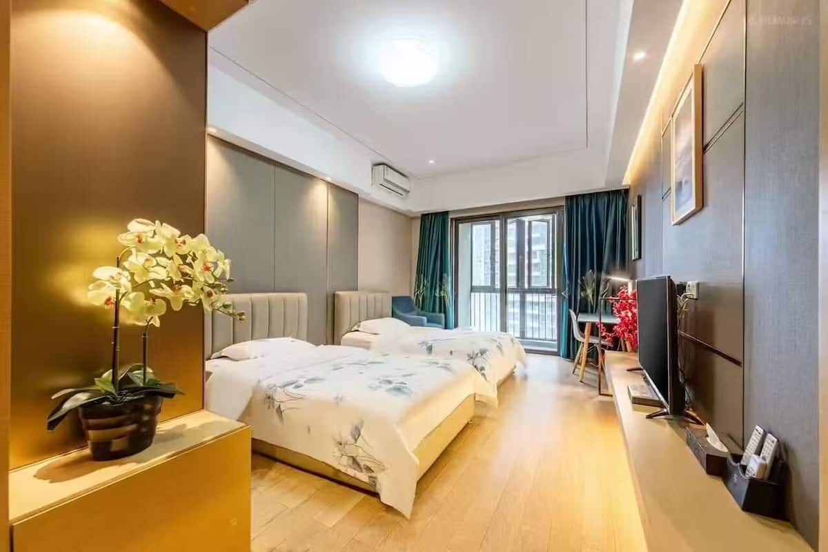 Camera Classic con 2 letti singoli, balcone, vista città | Una scrivania, postazione laptop, tende oscuranti, insonorizzazione