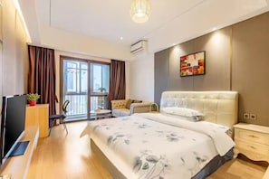 Doppia Classic, balcone, vista città | Una scrivania, postazione laptop, tende oscuranti, insonorizzazione