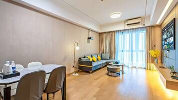 Family Suite | Desk, laptop workspace, blackout drapes, soundproofing