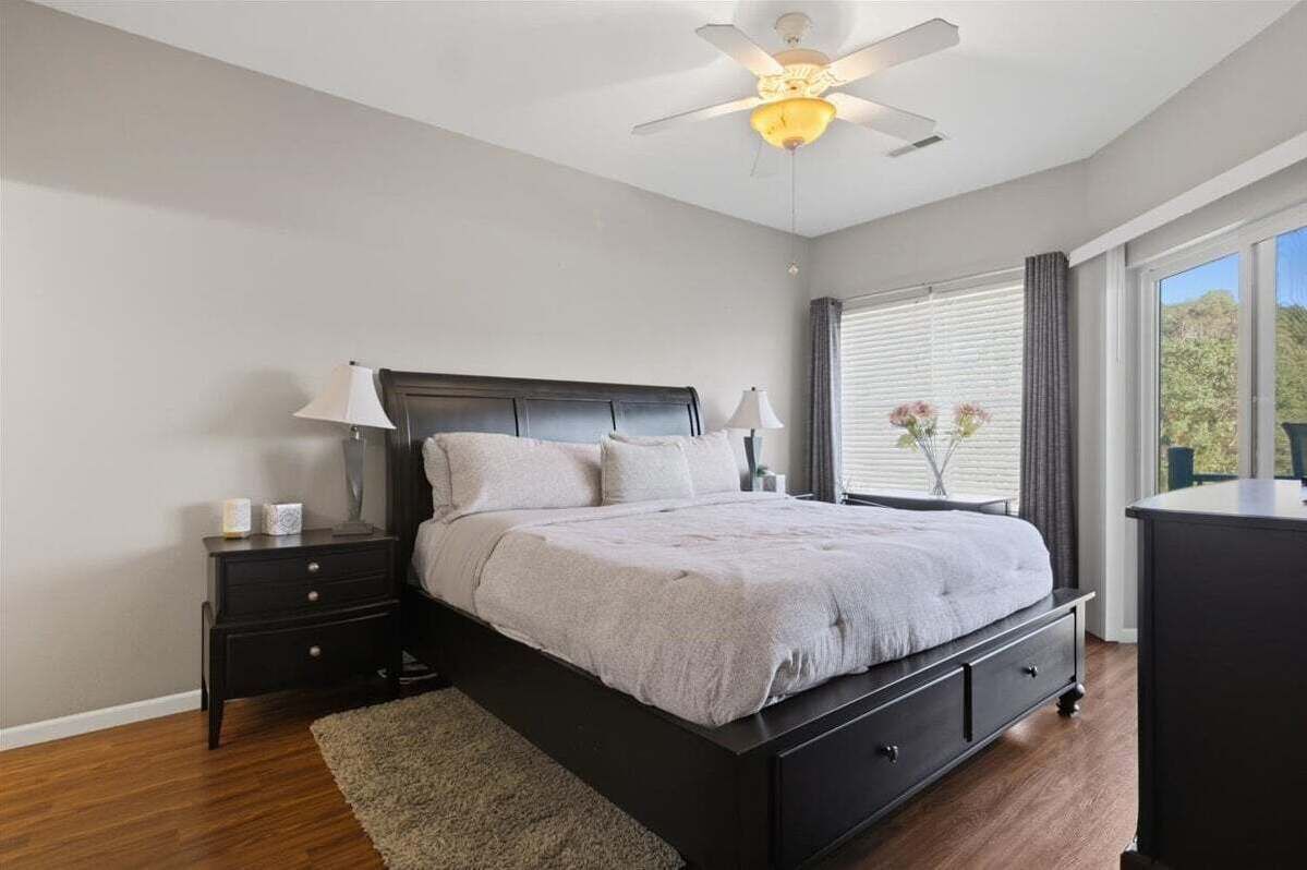 Lakefront Condo W/ 3 Pools, Boat Slip & Patio Views At 13mm Of The Big Niangua - Camdenton, MO