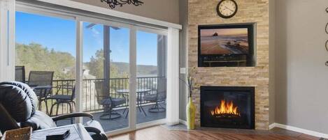 Smart TV, fireplace