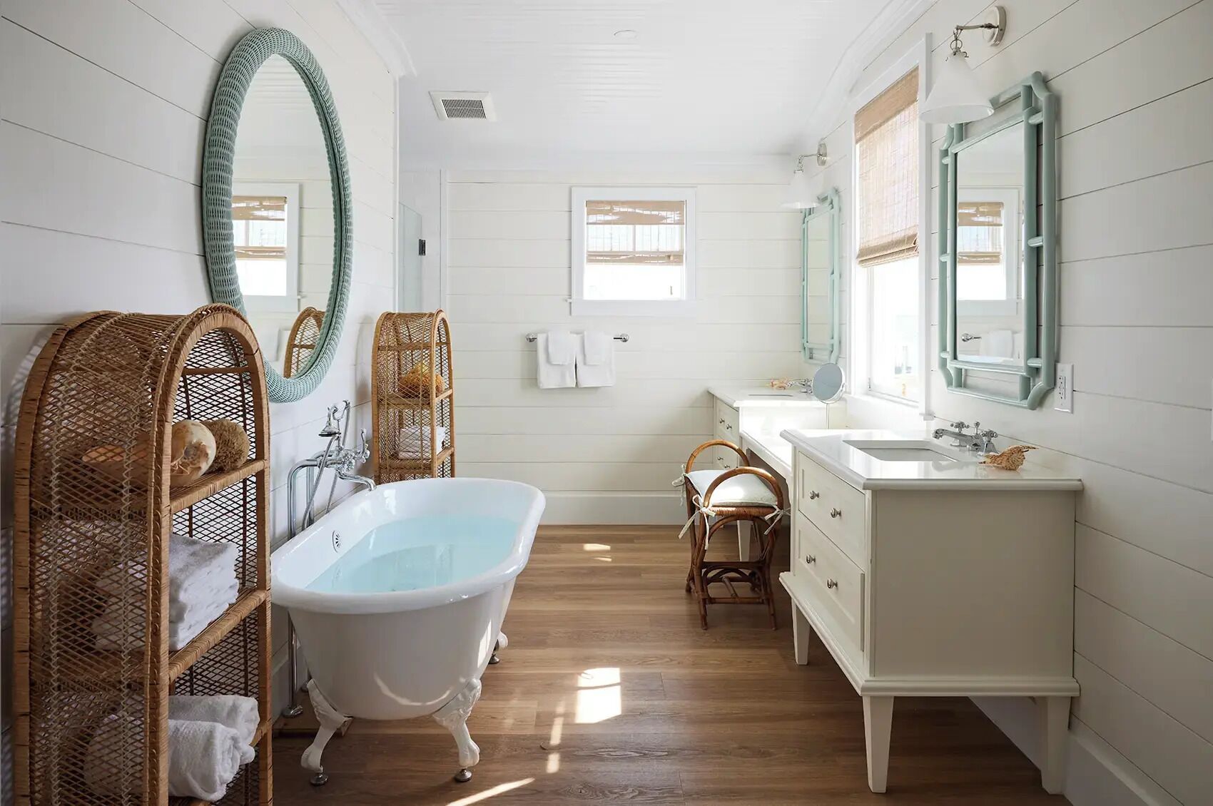 Shower, bidet, towels
