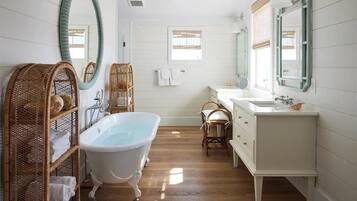 Shower, bidet, towels