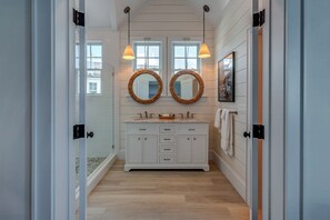 Douche, bidet, serviettes fournies