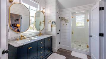 Douche, bidet, serviettes fournies