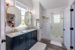 Regadera, bidet, toallas 