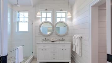 Douche, bidet, serviettes fournies