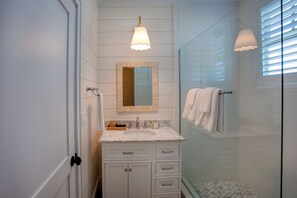 Douche, bidet, serviettes fournies