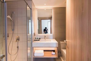 Shower, jetted bath, hair dryer, bidet - Spring Break Retreat Apt I Rainfall Shower.2Brs. (Thành phố Hạ Long)