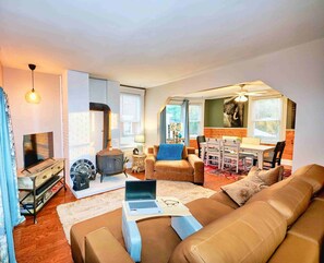 Smart TV, fireplace, ping pong, books