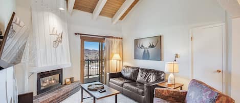 Smart TV, fireplace, ping pong, books