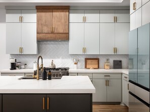 Microwave, oven, stovetop, dishwasher - Brand New Luxury Spacious 5-bedroom house 10 mins DT Dallas Close to Bishop Arts (Dallas)