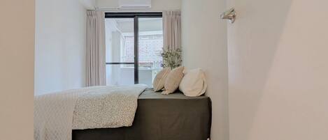 2 bedrooms, internet, bed sheets