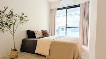 2 bedrooms, internet, bed sheets