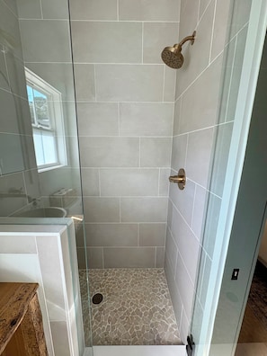 Een douche, een haardroger, handdoeken, zeep