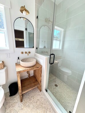Douche, sèche-cheveux, serviettes fournies, savon