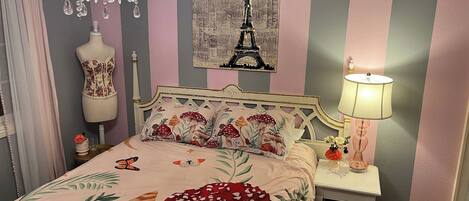 Tabla de planchar con plancha, wifi y ropa de cama