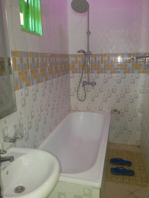 Villa Deluxe | Salle de bain | Douche, chaussons, serviettes fournies, savon