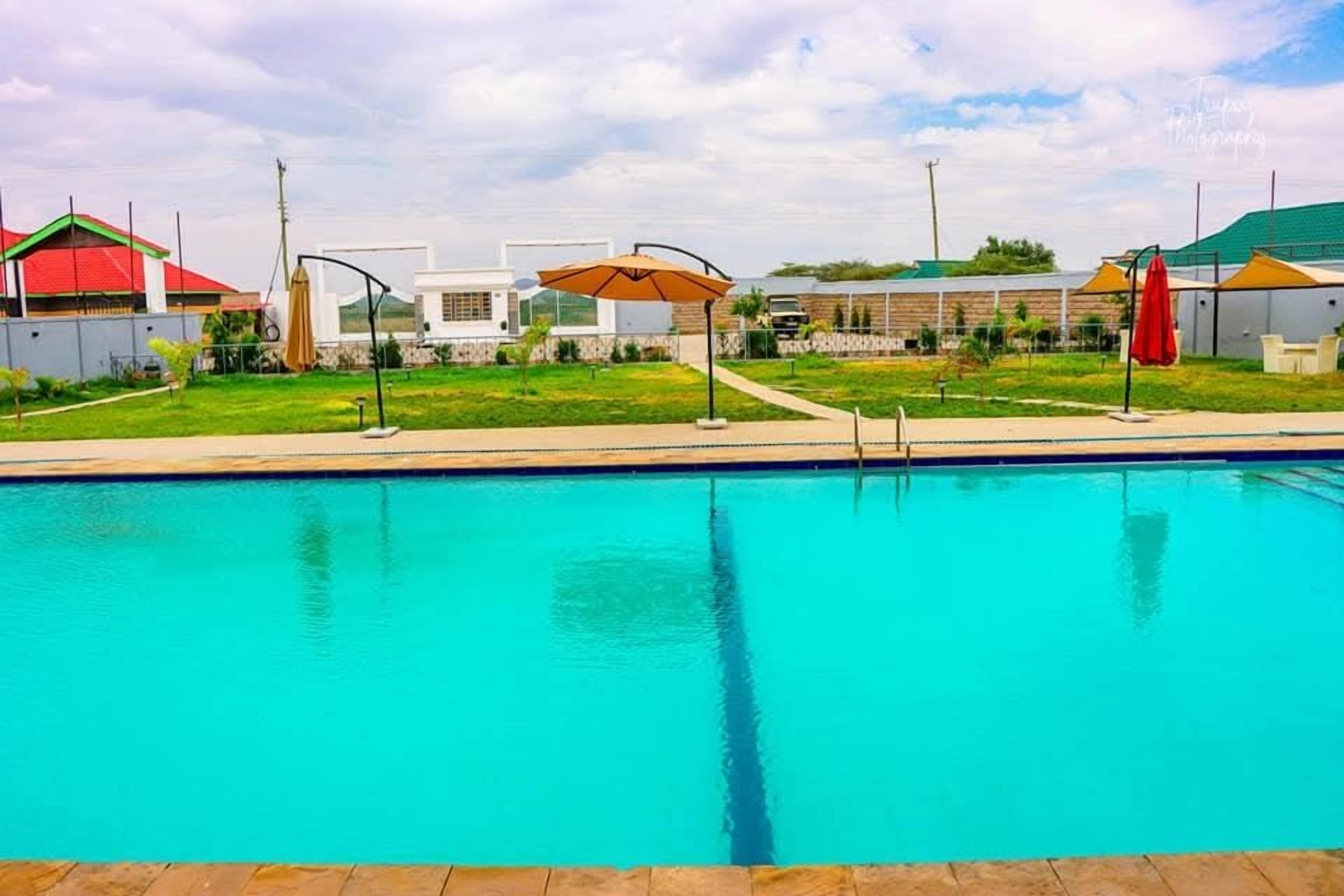 Una piscina al aire libre