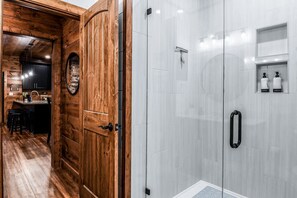 Shower, towels - Pearl's Mountain Retreat: Wifi, Hot Tub, Free Attraction Tickets, & Game Room (Sevierville)