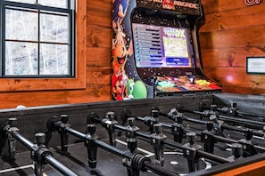Games room - Pearl's Mountain Retreat: Wifi, Hot Tub, Free Attraction Tickets, & Game Room (Sevierville)