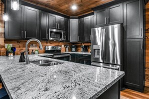 Refrigerador, microondas, horno y parrilla de estufa 
