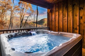 Outdoor spa tub - Pearl's Mountain Retreat: Wifi, Hot Tub, Free Attraction Tickets, & Game Room (Sevierville)