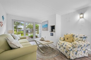 Fernseher, Kamin, Tischfußball