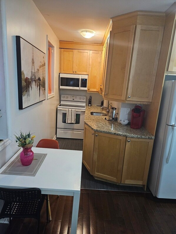 Jääkaappi, mikroaaltouuni, uuni, liesi