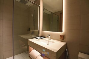 Shower, jetted bath, hair dryer, bidet - 2BR Vacation Retreat • Rainfall Shower • Spring Stay (Thành phố Hạ Long)