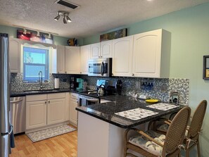Fridge, microwave, oven, stovetop - Sea Oats by the Bay – Pool, Beach & Boat Slips (Englewood)