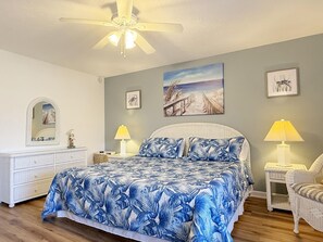 2 bedrooms, iron/ironing board, WiFi, bed sheets - Palm Manor – Coastal Living with Pool & Clubhouse (Englewood)