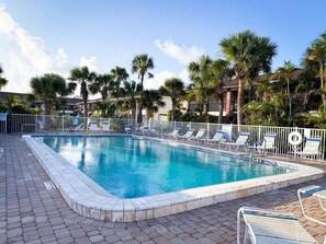 A heated pool - Palm Manor – Coastal Living with Pool & Clubhouse (Englewood)