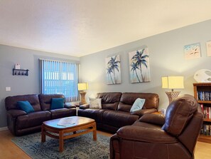 Smart TV, DVD player, ping pong, books - Palm Manor – Coastal Living with Pool & Clubhouse (Englewood)