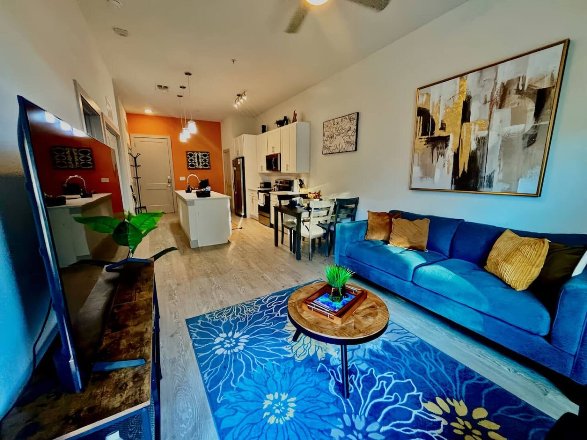 Condo, 1 Bedroom, Accessible, Smoking | Living room | Books