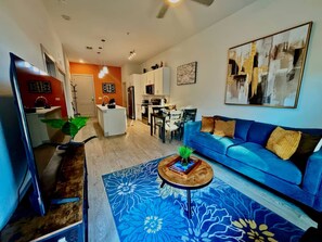 Condo, 1 phòng ngủ, phù hợp cho người khuyết tật, hút thuốc | Phòng khách | Sách 